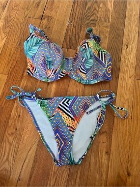 Freya Bikini set. Top in 32 E and bottom size small. Can be sold separately.
